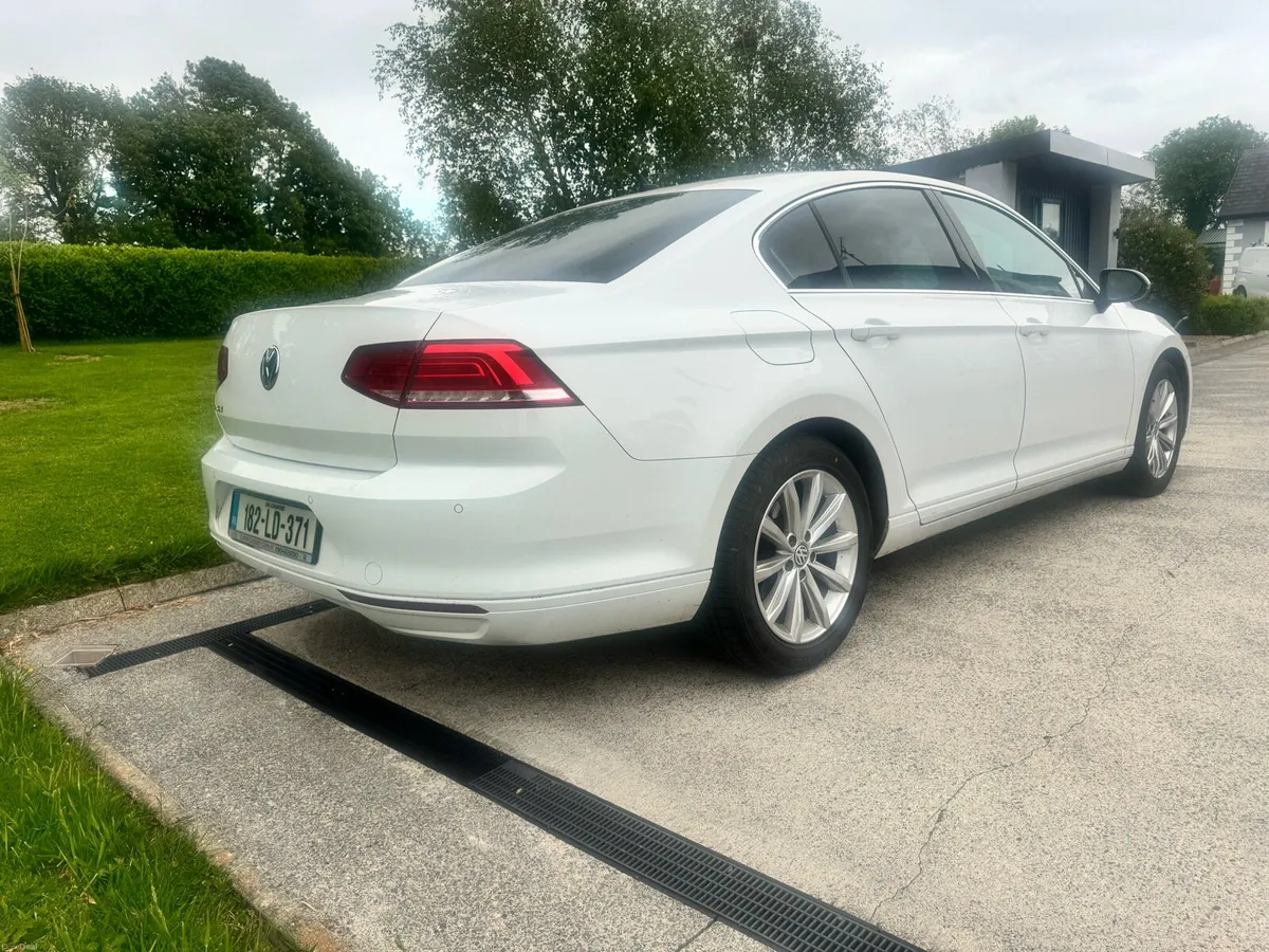 182 Passat 1.6 / TIMING BELT/ HEATED SEATS/ PARK S - Image 2
