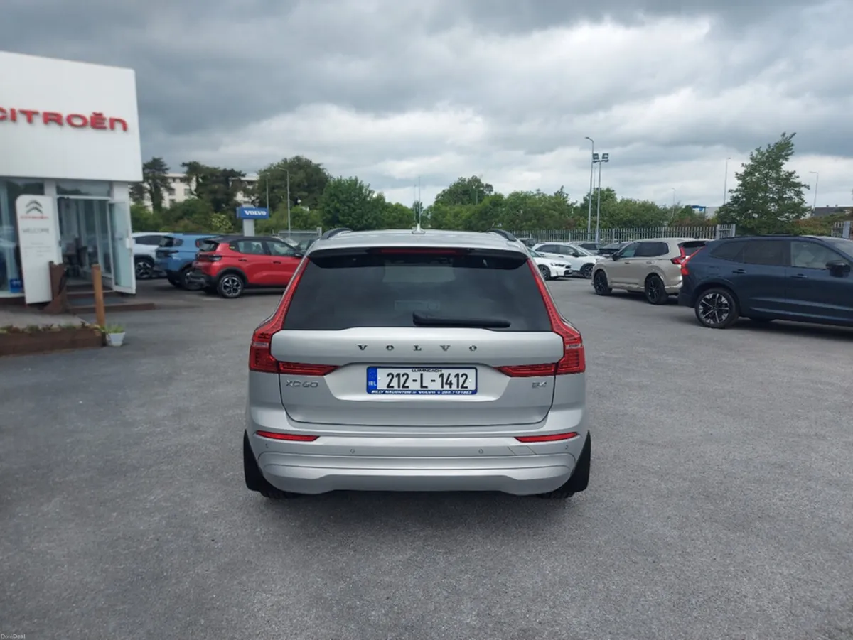 Volvo XC60 B4 MOMENTUM 5DR AUTO - Image 4
