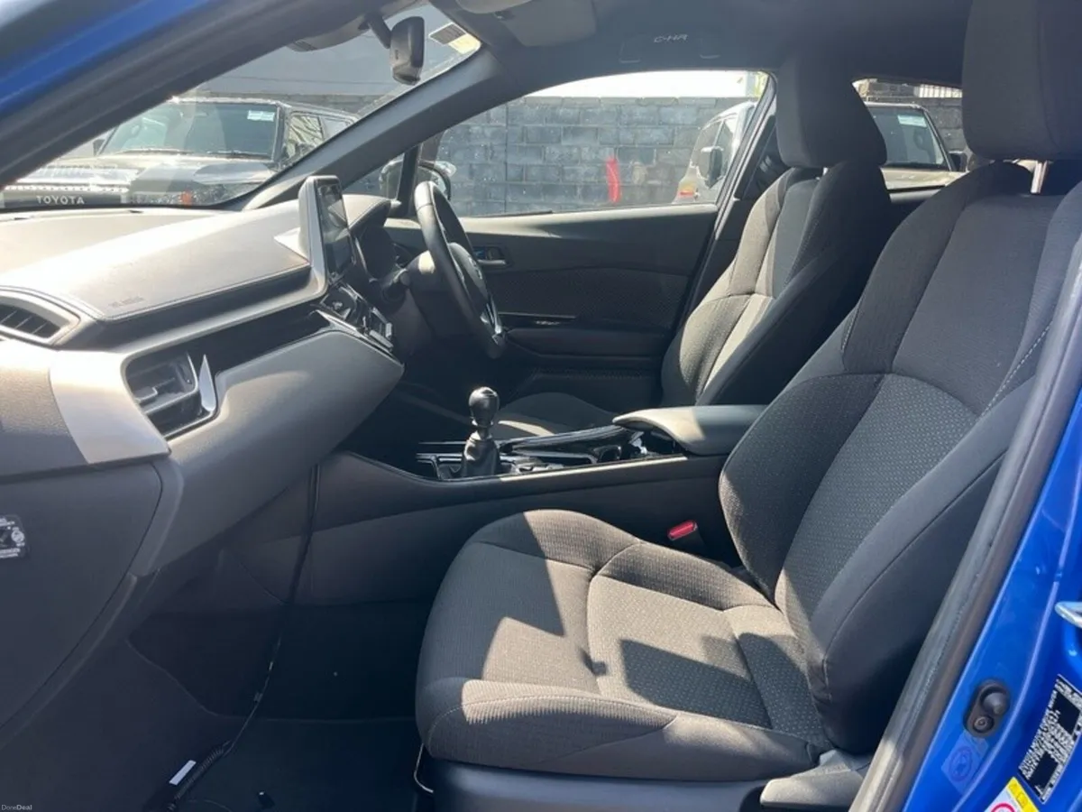 Toyota C-HR 1.2T LUNA SPORT // REAR CAMERA // BLUE - Image 6