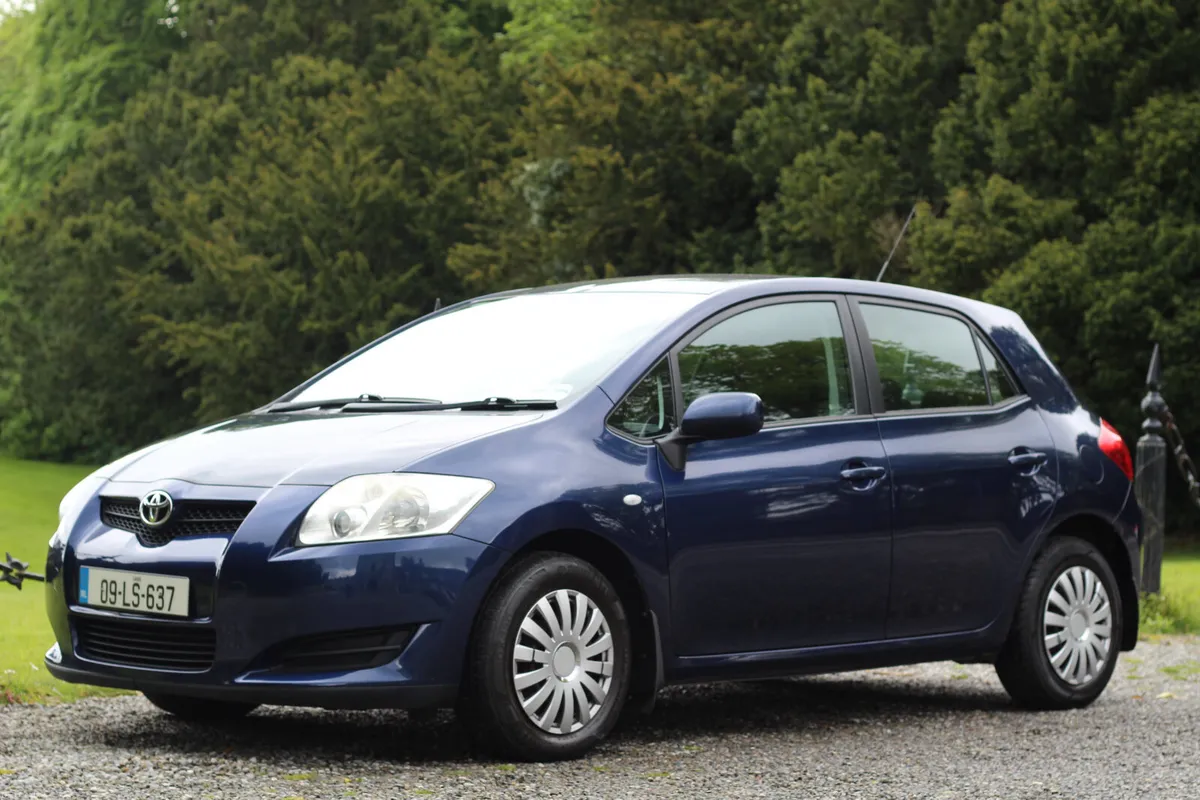 Toyota Auris 2009 - Image 2