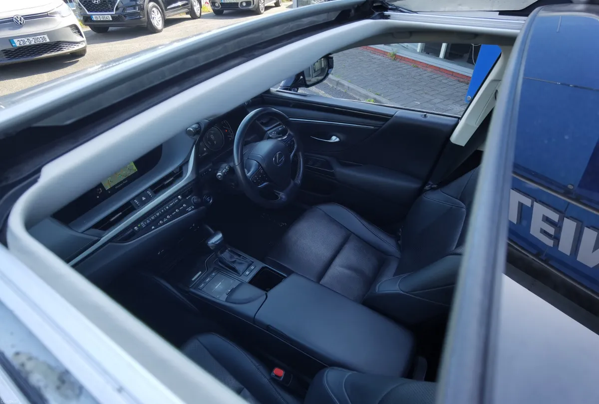 LEXUS ES 300H 2.5 EXECUTIVE AUTO HEV **SUNROOF** - Image 2