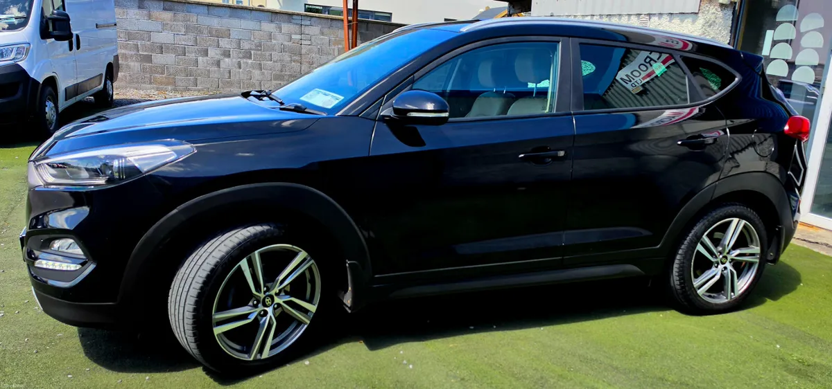 Hyundai Tucson EXECUTIVE Low km High Spec - Image 2