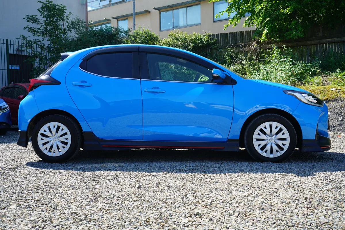 Toyota Yaris Hybrid - Image 2