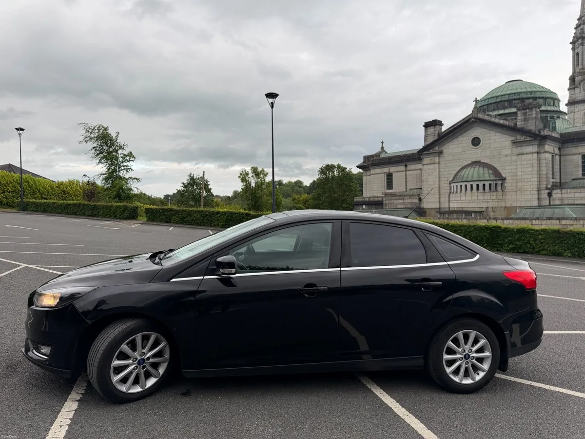 Ford Focus saloon - Image 2