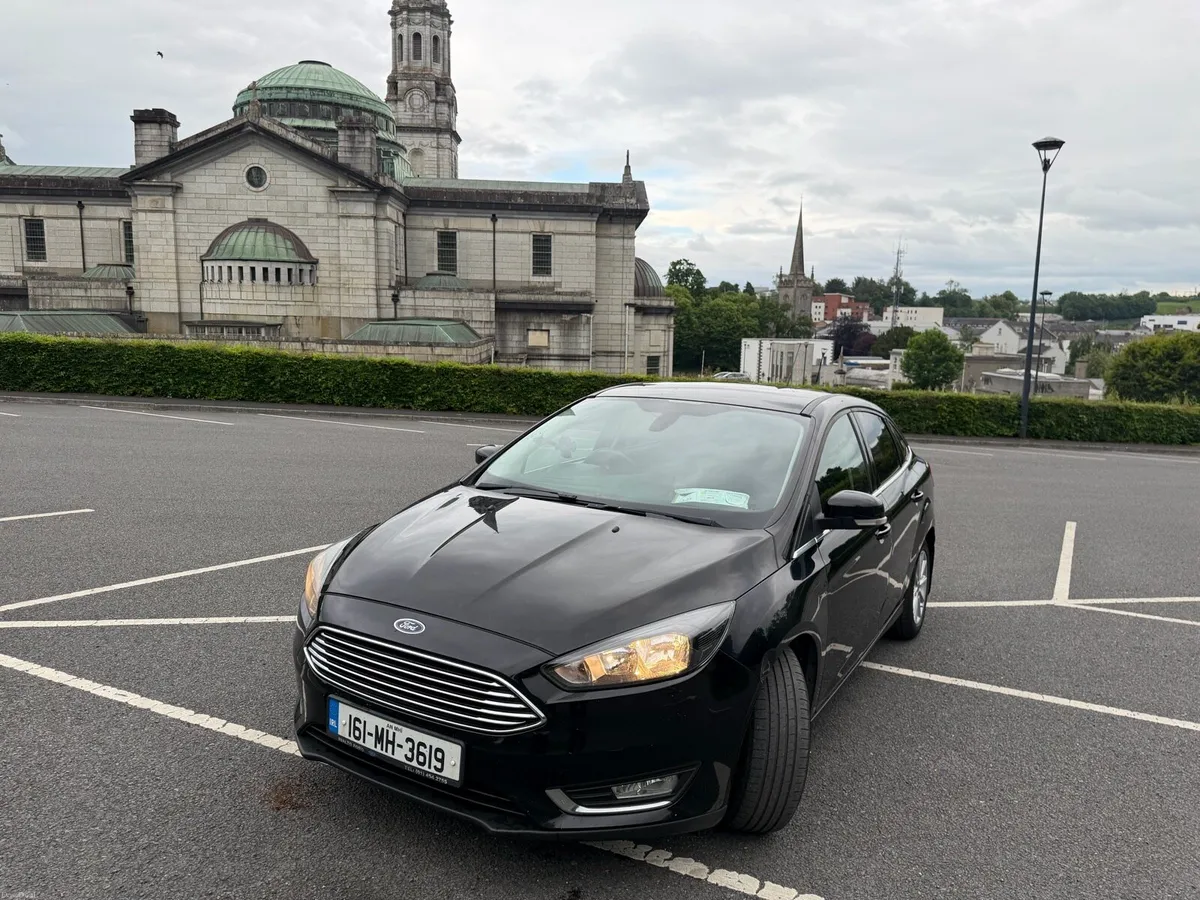 Ford Focus saloon - Image 3