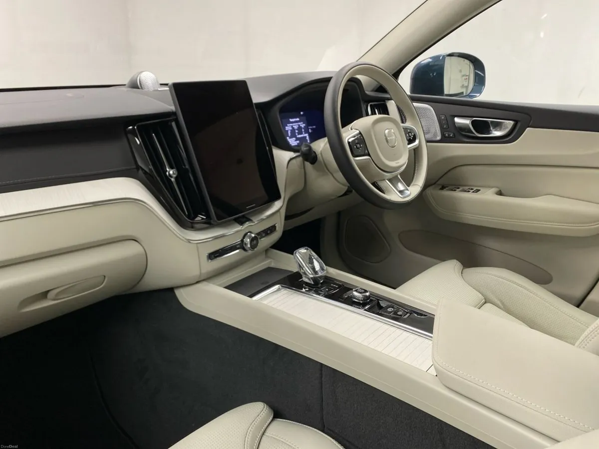 Volvo XC60 T6 AWD Plug-in hybrid electric/petrol U - Image 2