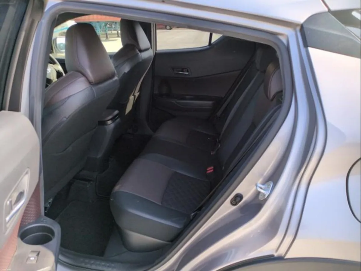 Toyota C-HR G Package Leather seats - Image 4