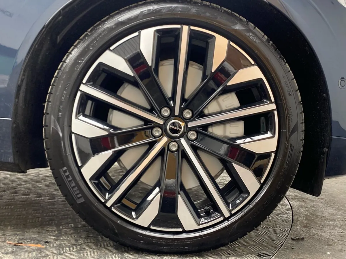Volvo XC60 T6 AWD Plug-in hybrid electric/petrol U - Image 6