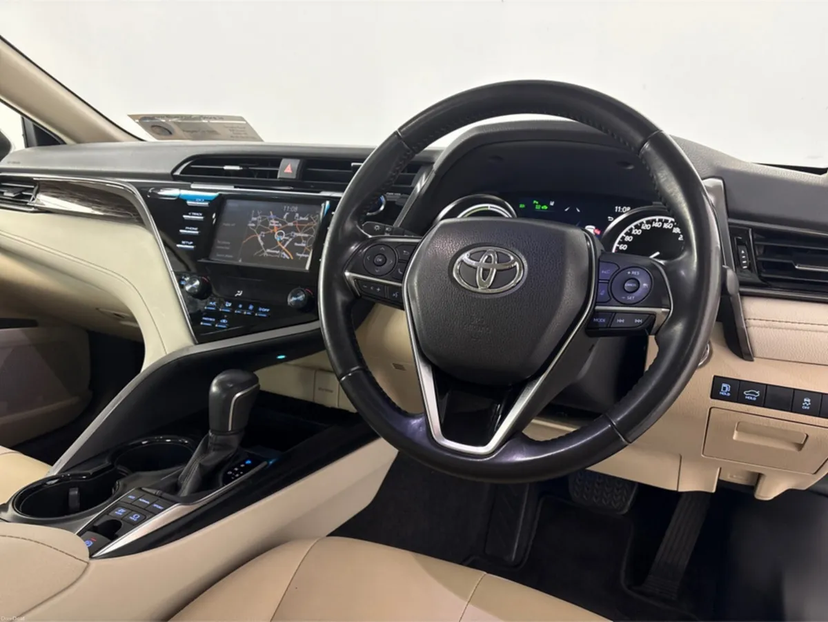 Toyota Camry HYBRID SOL*Digital Dash**Touchscreen - Image 4