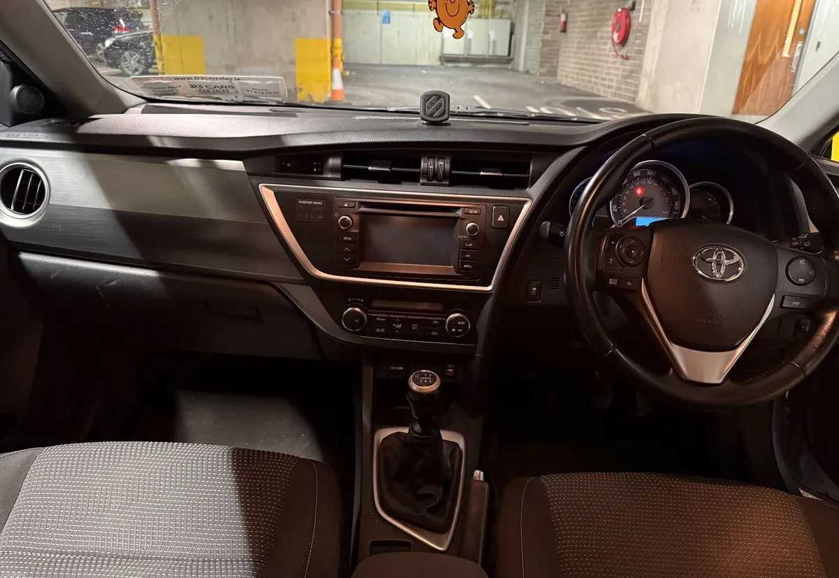 Toyota Auris 2013 - Image 2