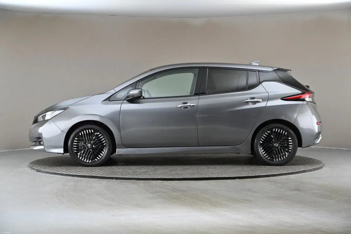 Nissan Leaf EV TEKNA 40KWH **FULL LEATHER**360 PAN - Image 5