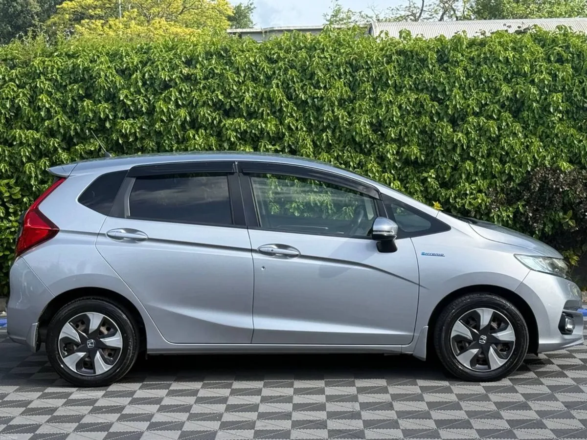 Honda Fit F-PACKAGE 1.5 HYBRID AUTO // SERVICE HIS - Image 2