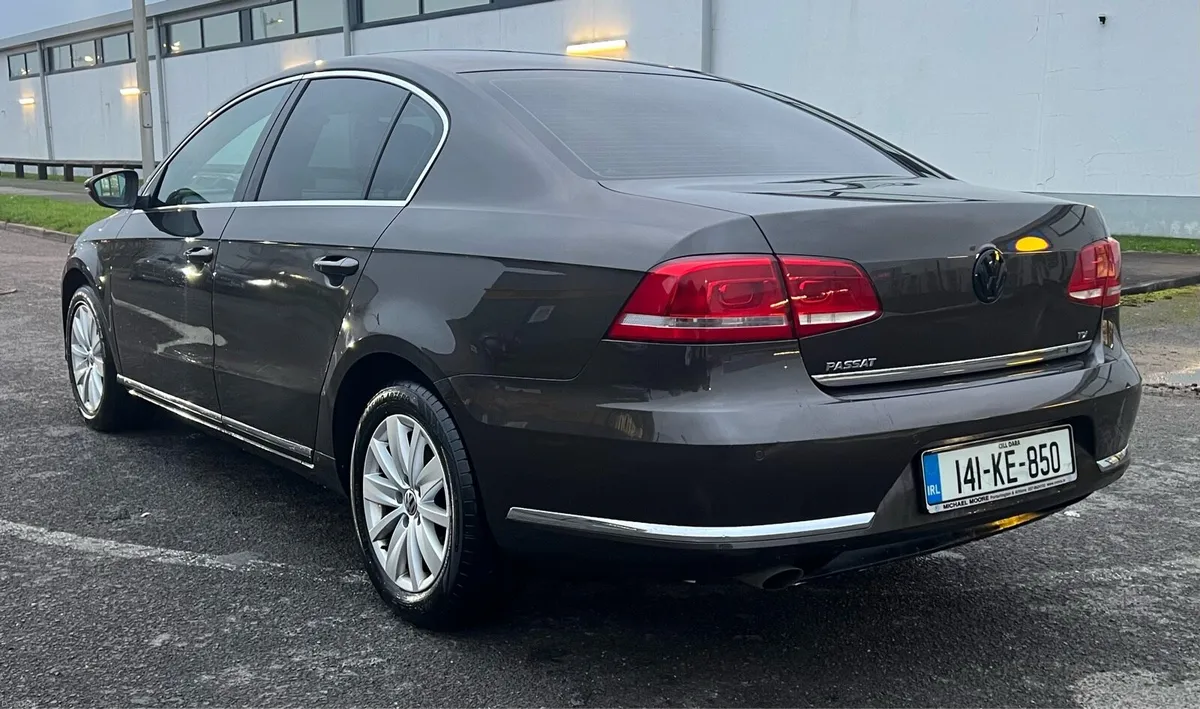 Vw passat 1,6 full service history - Image 1