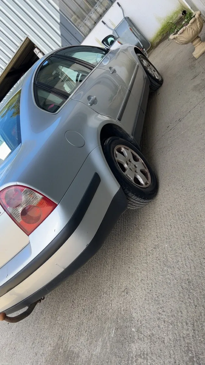 2004 sunlid Passat - Image 2