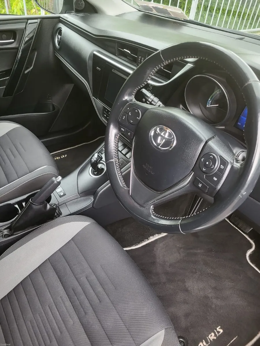 Toyota Auris 2018 - Image 2