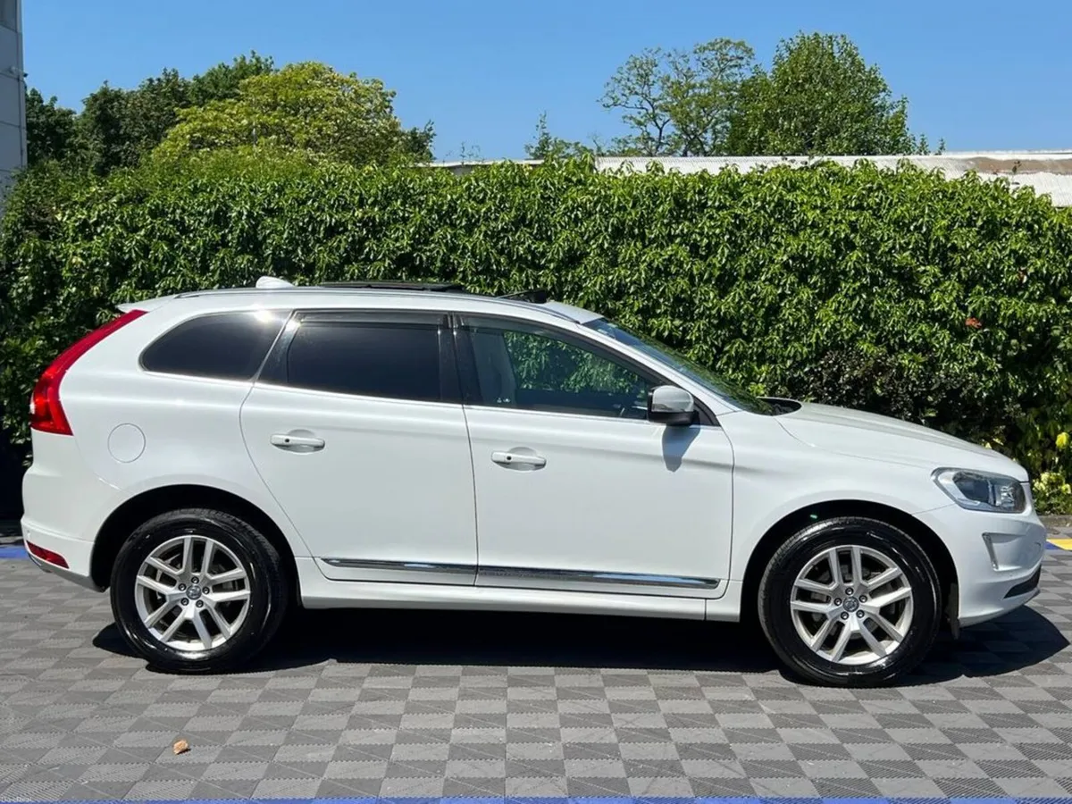 Volvo XC60 D4 CLASSIC 2.0 D // OPENING PAN ROOF // - Image 3