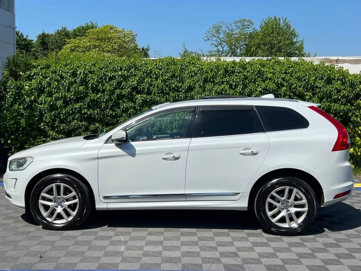 Volvo XC60 D4 CLASSIC 2.0 D // OPENING PAN ROOF // - Image 4