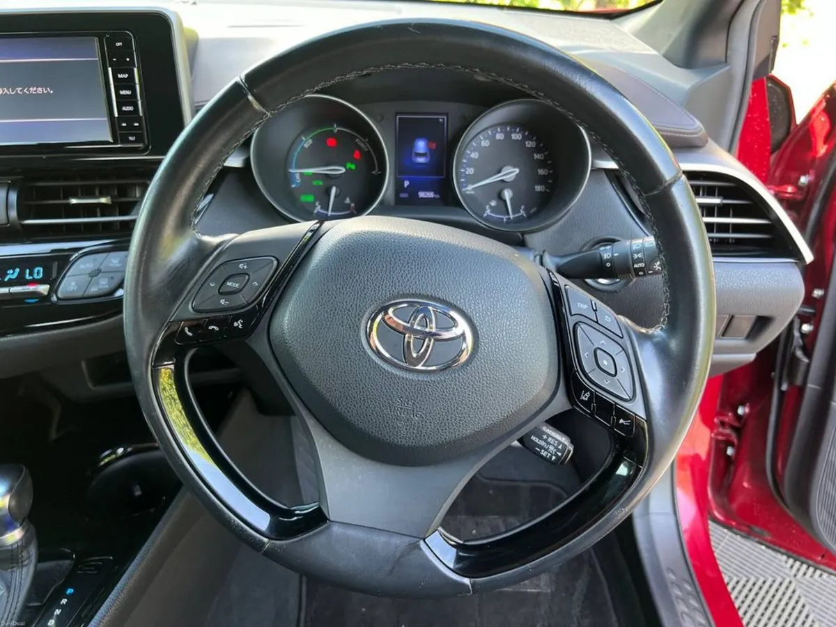 Toyota C-HR 1.8 HYBRID AUTO // HEATED HALF LEATHER - Image 4