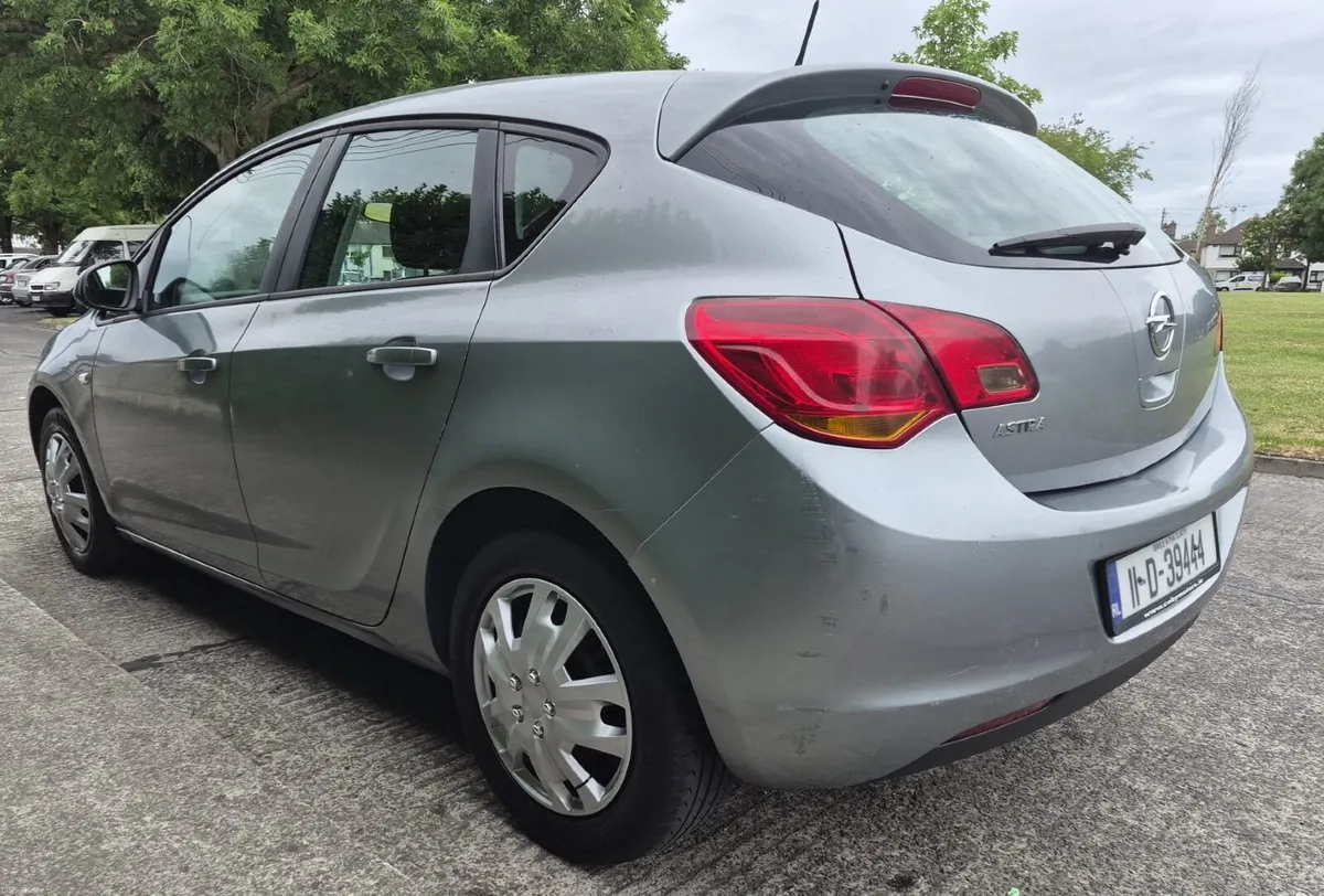 Opel Astra 2011 - Image 2