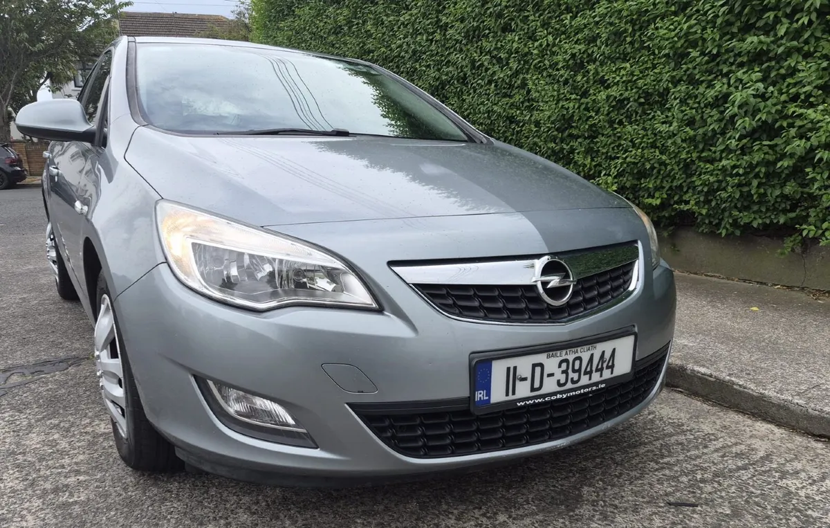 Opel Astra 2011 - Image 1
