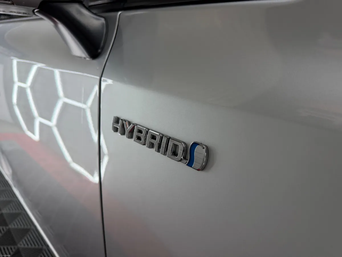 2017 Toyota Prius Alpha - 7 seat Petrol Hybrid - Image 5