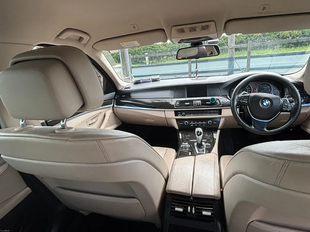 BMW 5-Series 2010 - Image 2