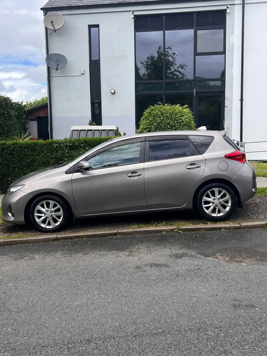 Toyota Auris Terra 1.4 Diesel - Image 2