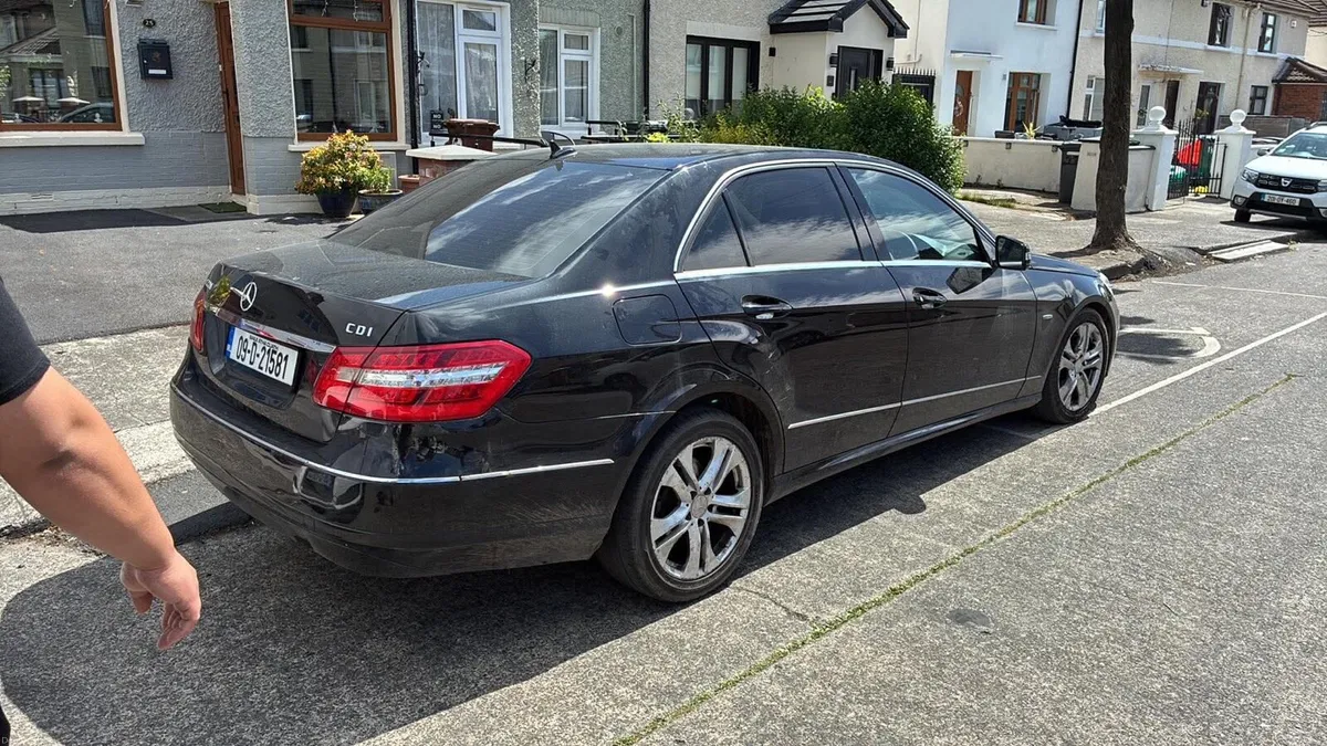 Mercedes E220 Automatic - Image 2