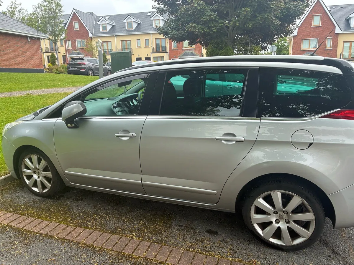 Peugot 5008 , 7 seater , semi automatic 2012 - Image 2