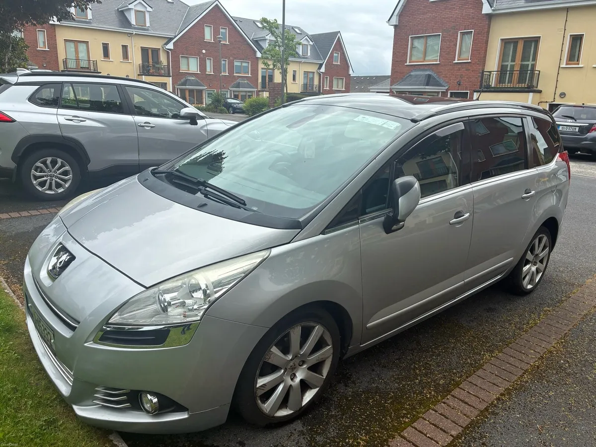 Peugot 5008 , 7 seater , semi automatic 2012 - Image 4