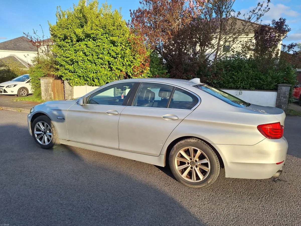 BMW 5-Series 2011 - Image 2