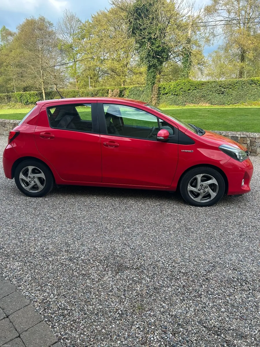 Toyota Yaris Hybrid 2016 - Image 2