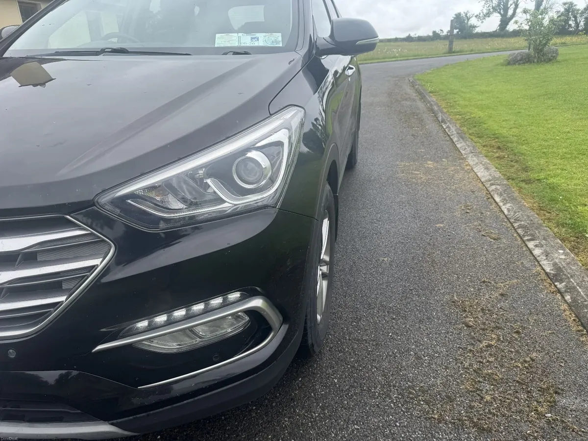 Hyundai Santa Fe 2018 - Image 2