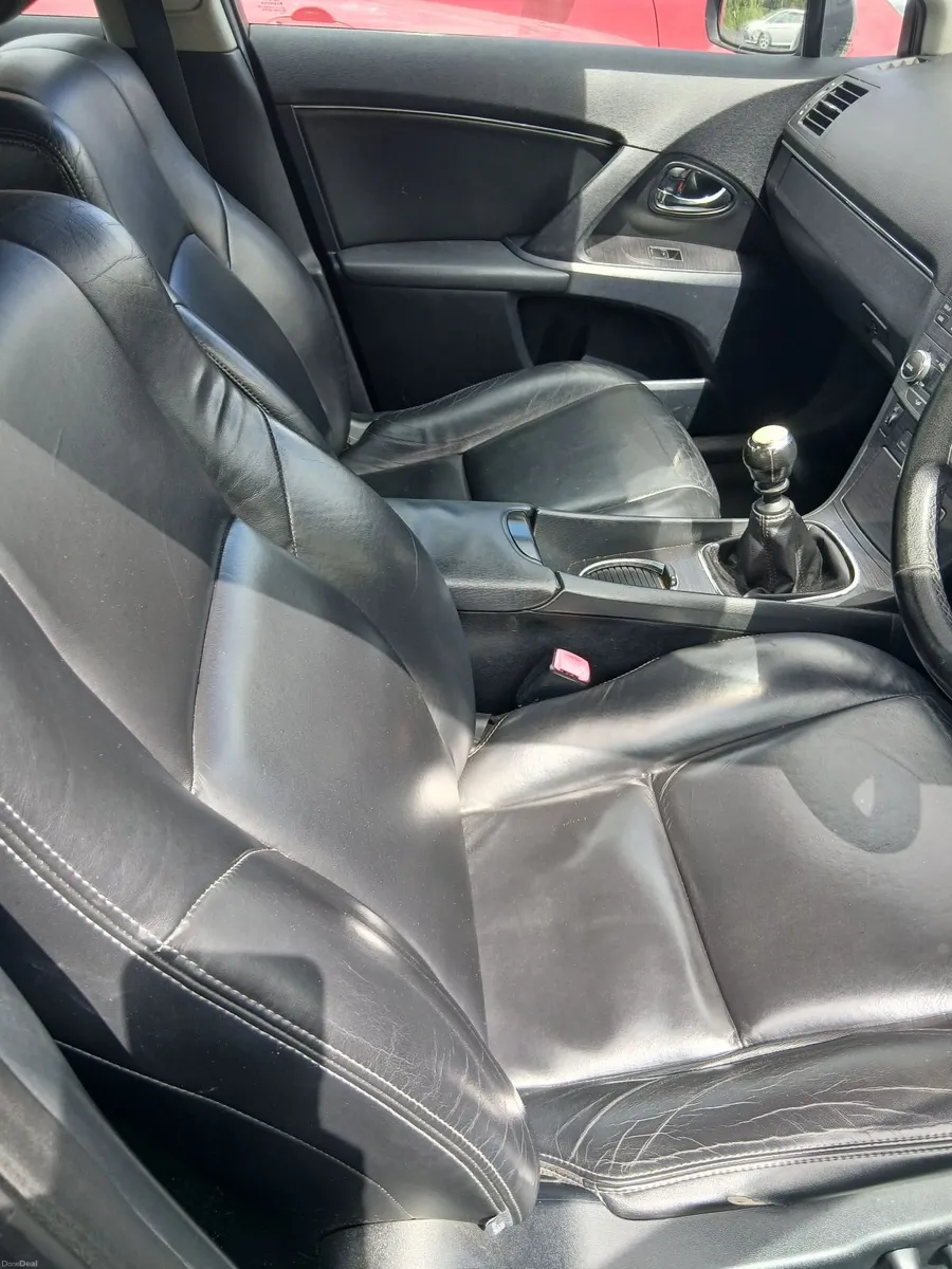 Toyota Avensis 2011 - Image 4