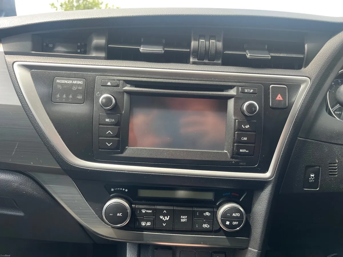 Toyota Auris 2013 - Image 2