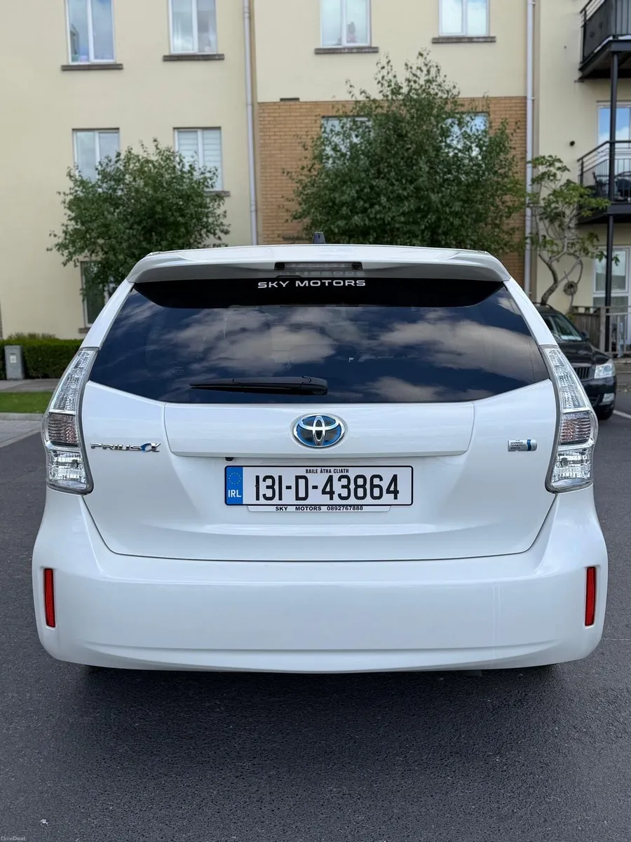 Toyota Prius T4 1.8 litres Hatchback - Image 3