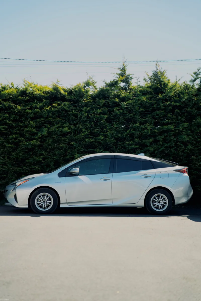 Toyota Prius 1.8 Hybrid 2018 - Image 2