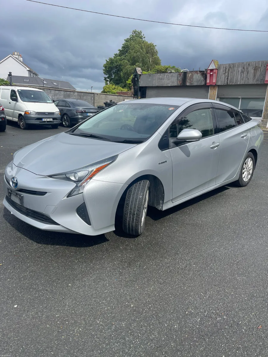 2018 Toyota Prius hybrid low mileage - Image 4