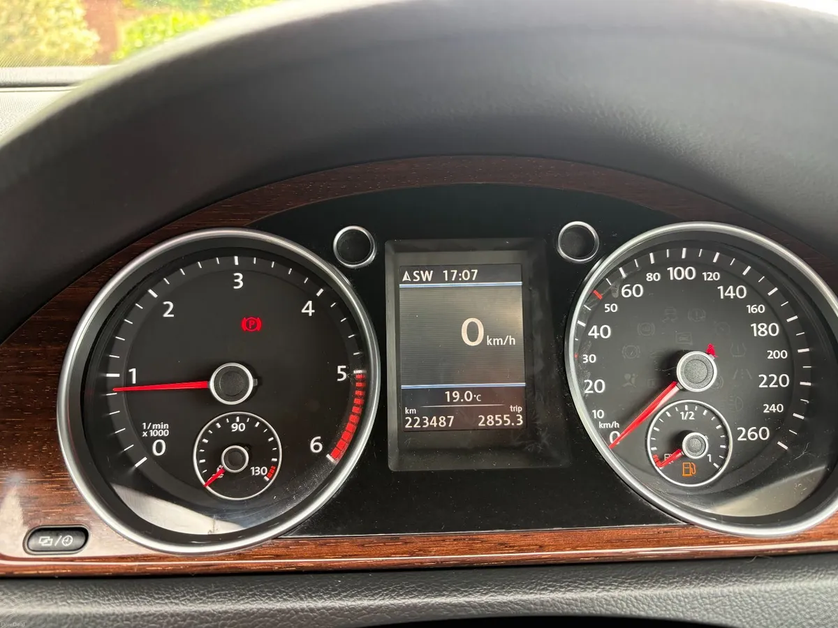 Volkswagen Passat 2012 - Image 2
