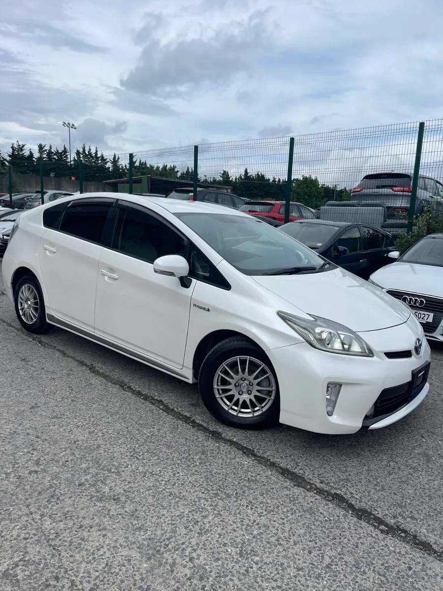 2013 Toyota Prius hybrid automatic leather spec - Image 2