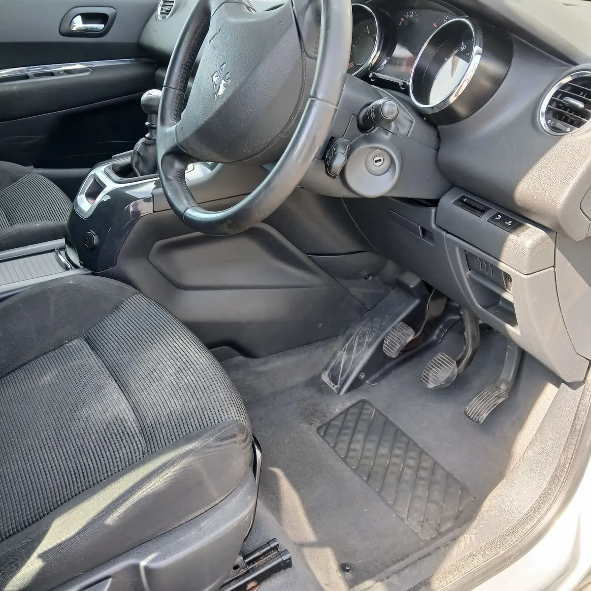 Peugeot 5008 2010 tax till Sep/NCT  Apr 27. - Image 6