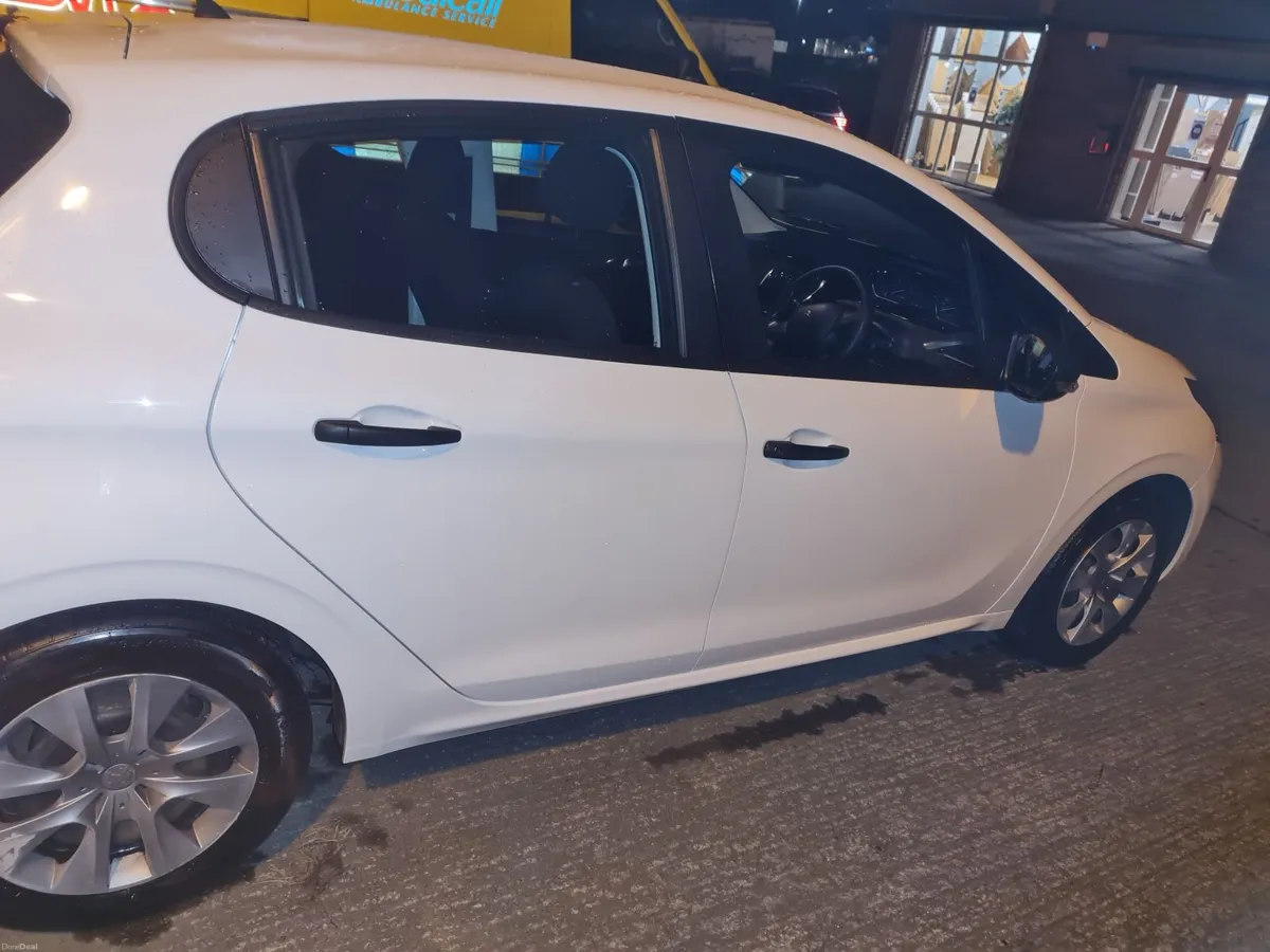 Peugeot 208 2017 - Image 2