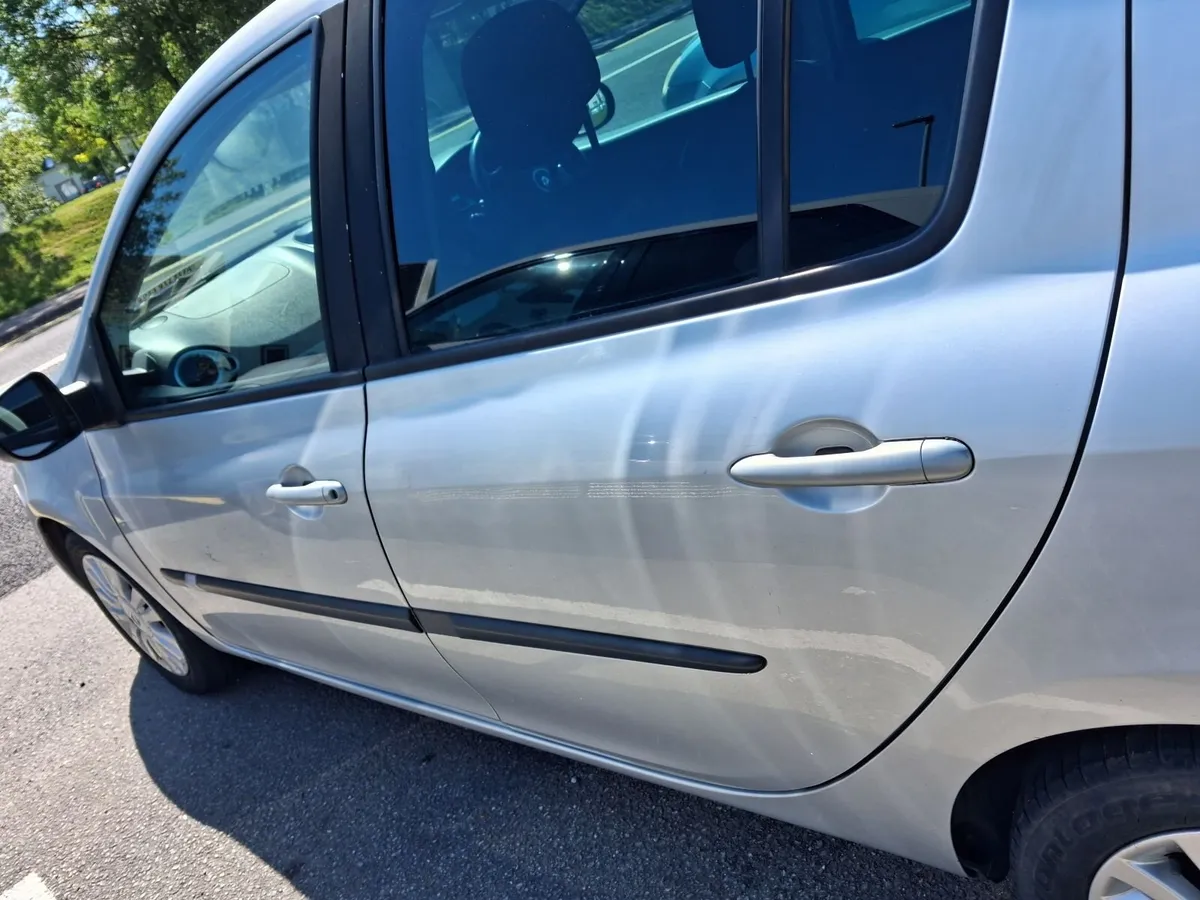 Renault Clio 2011 - Image 2