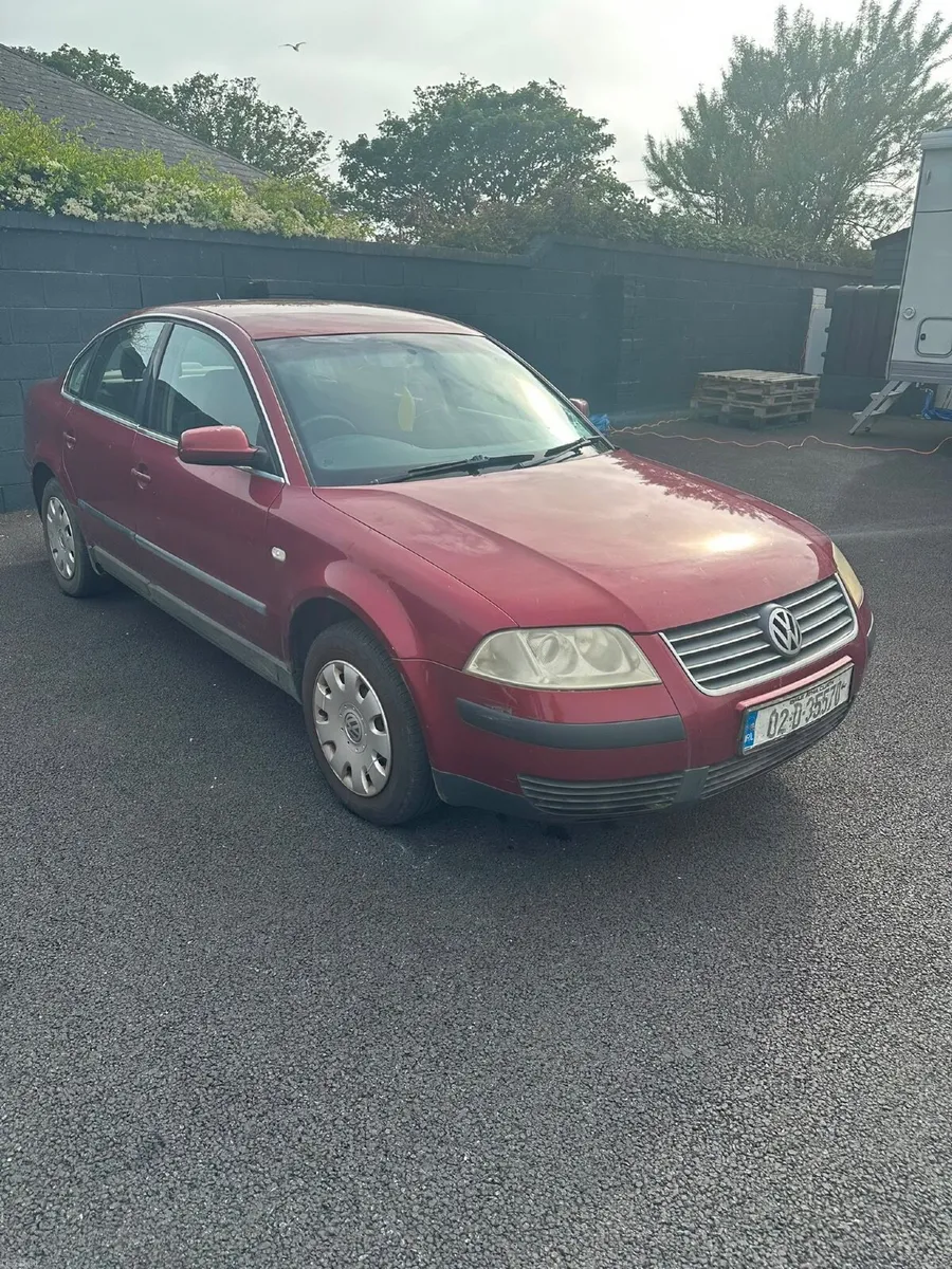 Volkswagen Passat 2002 - Image 2