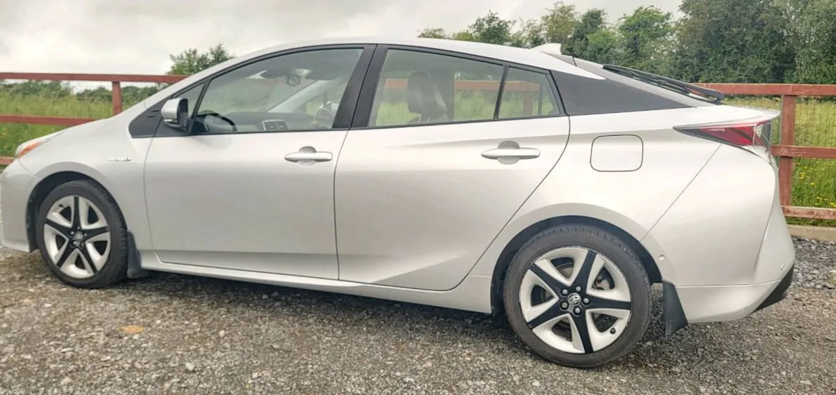 TOYOTA PRIUS 2017. LEATHER SEATS . HIGHER SPEC - Image 6