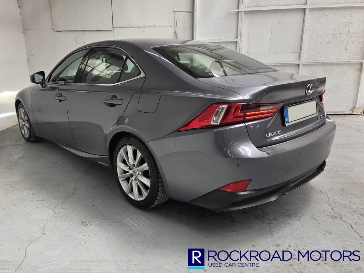 Lexus IS300h Hybrid Executive,  2015 - Image 2