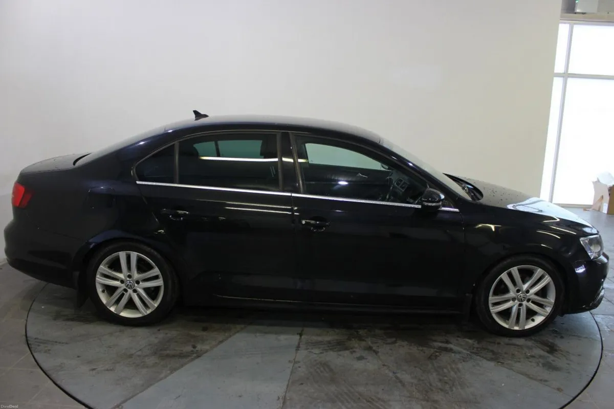 Volkswagen Jetta 2.0 TDI 110HP Highline - Image 4