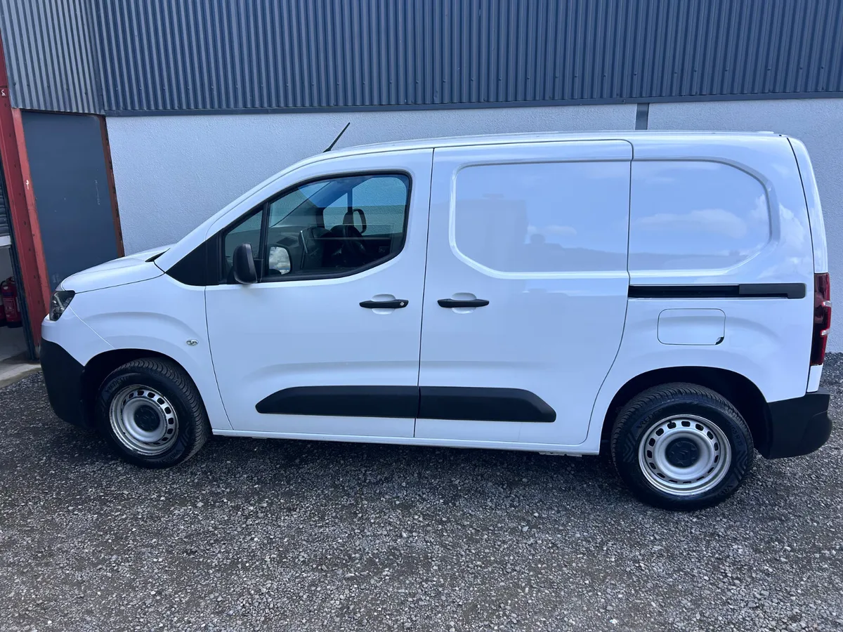 2023 Citroen Berlingo - Air conditioning / 105km - Image 4