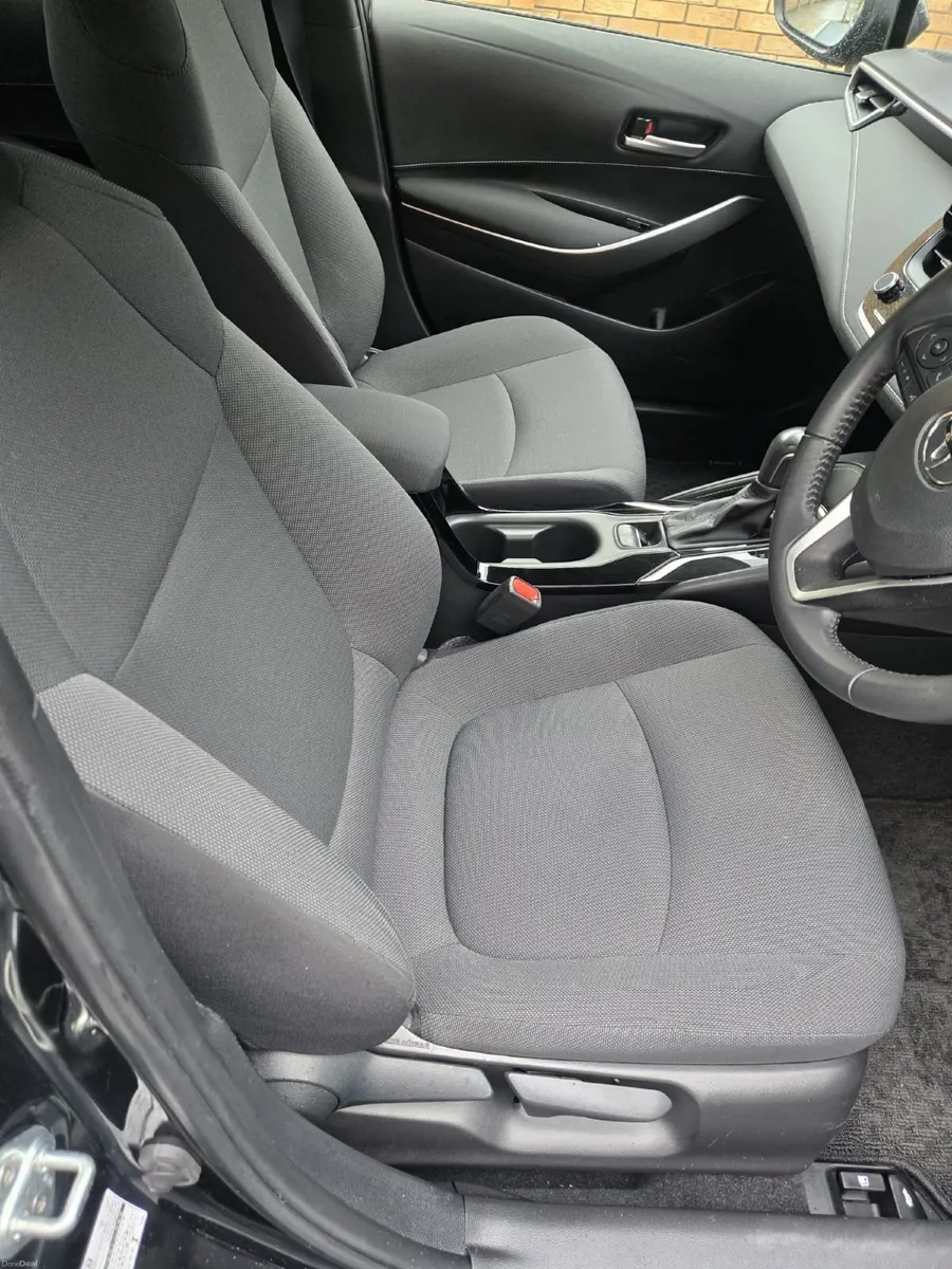Toyota corolla  saloon hybrid - Image 3