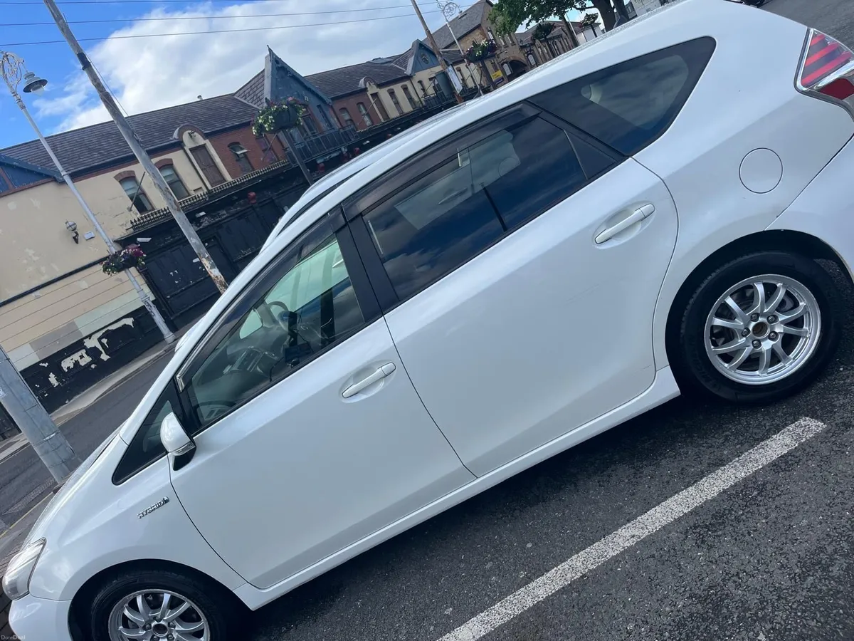 Toyota prius Alpha - Image 4